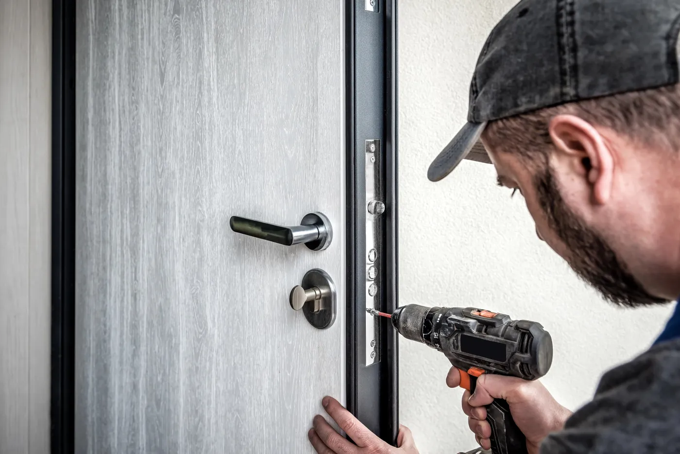 Pose d'un blindage sur une porte palière d'immeuble dans le 19e arrondissement